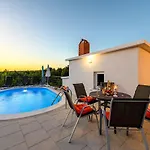 Sky With A Private Pool * Martinski