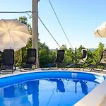 别墅 Sky With A Private Pool Martinski